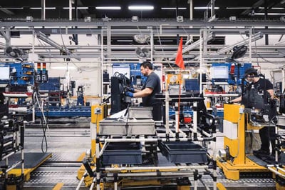 Operarios en una linea de producción | Value Stream Mapping (VSM): qué es y para que sirve | Toyota Material Handling