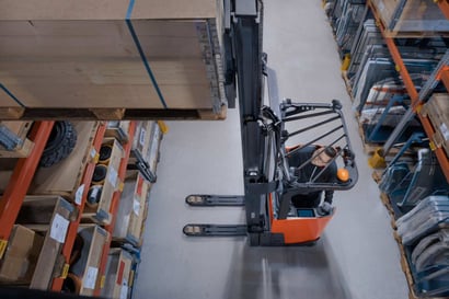 Apilador eléctrico en el almacén| Costes de almacenamiento: cómo identificarlos y reducirlos eficazmente en su almacén| Toyota Material Handling