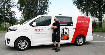 Técnico de Toyota Service con su furgoneta | Logística milk run: qué es, en qué consiste y ejemplos
