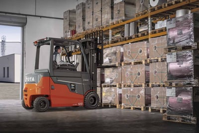 carretilla contrapesada traigo cogiendo mercancías en pallet almacenado en estantería