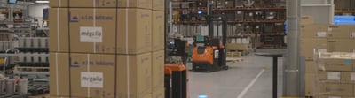 carretillas automatizadas en un almacén