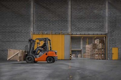 aplicaciones cross-docking en almacén con carretilla contrapesada | Toyota Material Handling