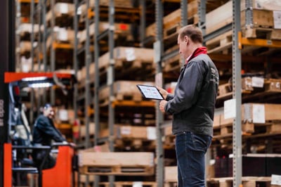 operario revisando una tablet con I-Site en el almacén | Cómo elegir el mejor curso de operador de carretillas | Toyota Material Handling