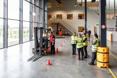 Formación de operarios como medida de seguridad en el almacén| Qué son los pórticos de seguridad en carretillas elevadoras| Toyota Material Handling