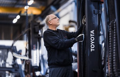 técnico revisando las diferentes partes de una carretilla elevadora | Toyota Material Handling