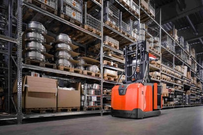 BT Optio en almacén | Overstock: Qué es, causas frecuentes y cómo evitar el exceso de stock en su almacén | Toyota Material Handling
