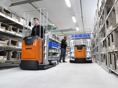 Operarios preparando pedidos | ¿Cómo mejoran la ergonomía de los empleados las carretillas recogepedidos? | Toyota Material Handling