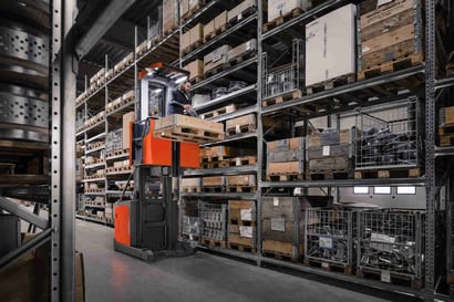 reabastecimiento de almacén con BT Optio | Reabastecimiento: Qué es y por qué es importante para mantener su almacén operativo | Toyota Material Handling
